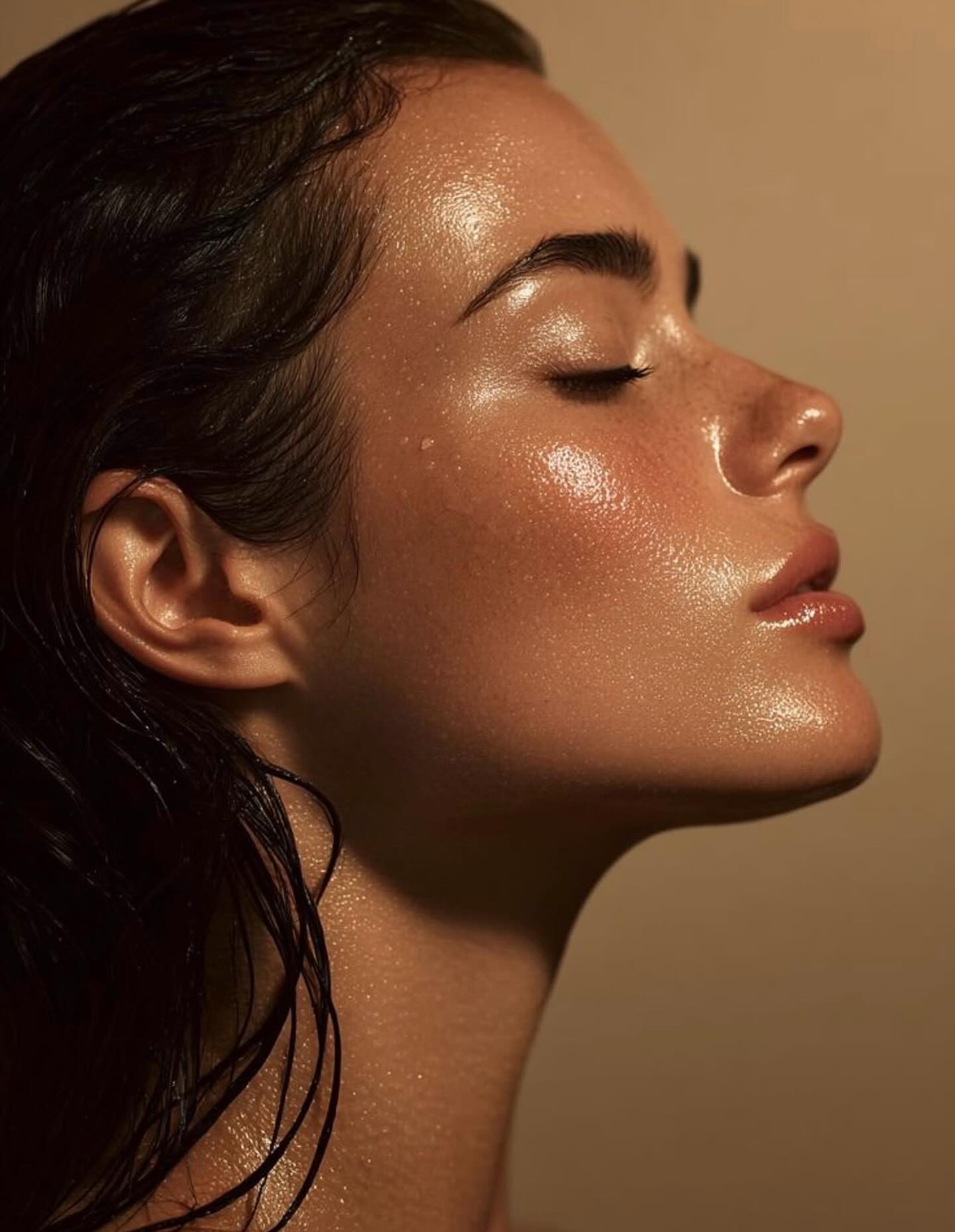 Pele com glow luminoso em perfil, rotina SYVA